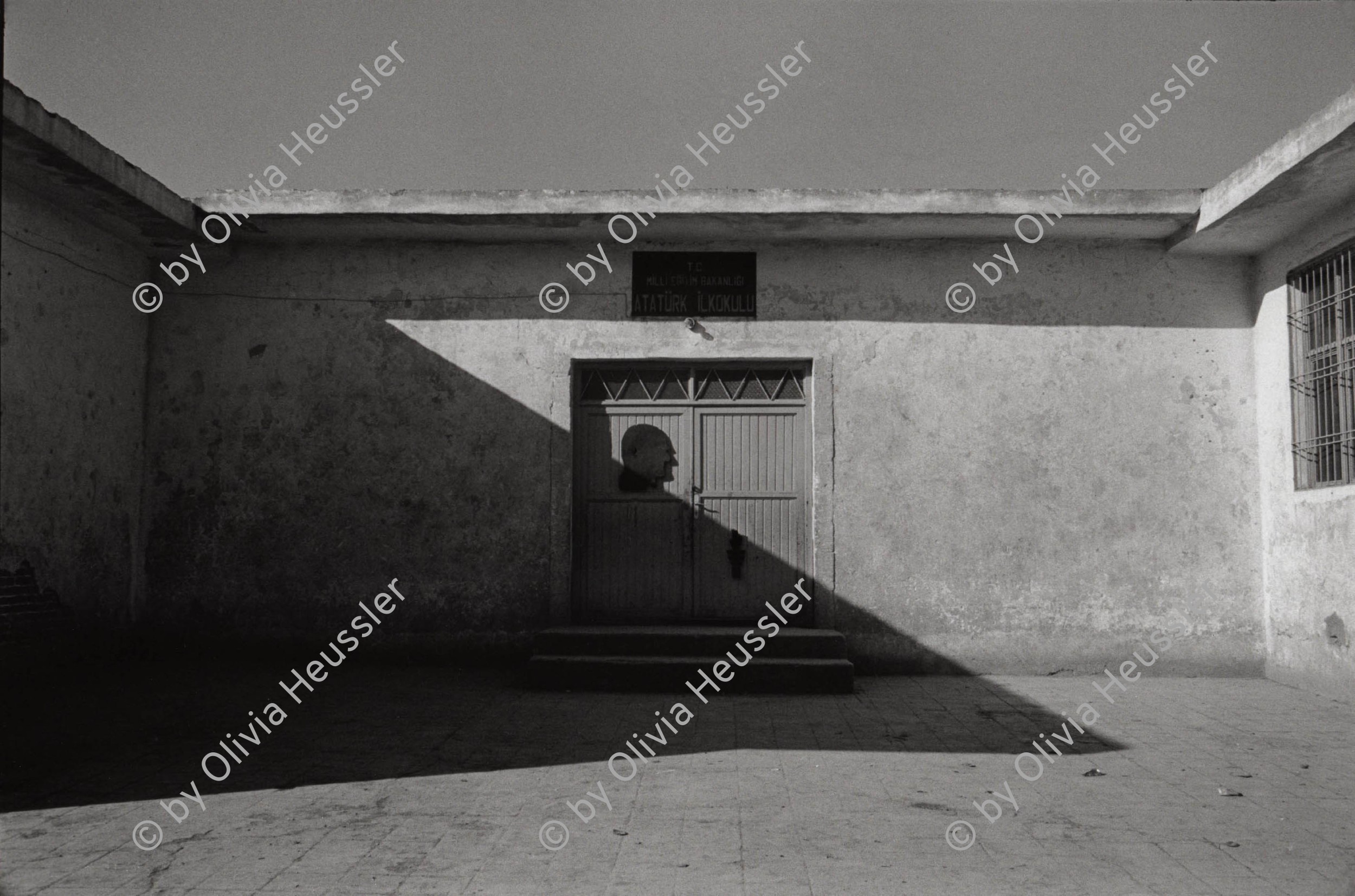 Image of sheet 19901030 photo 24: Die Abbildung Atatuerks an einer Schule, Midyat, Kurdische Tuerkei 1990.

Türkei Kurden Turkish Kurds Turkey Kurdish