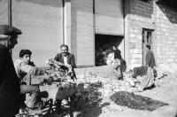 Image of sheet 19901030 photo 27: In der Strasse von Midyat arbeiten vorallem die Frauen. Kurdische Türkei Kurden Turkish Kurds Turkey Kurdish 1990 √