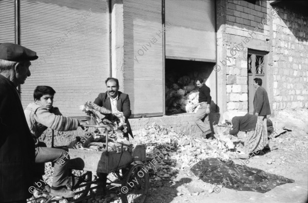 Image of sheet 19901030 photo 27: In der Strasse von Midyat arbeiten vorallem die Frauen. Kurdische Türkei Kurden Turkish Kurds Turkey Kurdish 1990 √