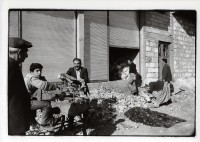 Image of sheet 19901030 photo 27: In der Strasse von Midyat arbeiten vorallem die Frauen. Kurdische Türkei Kurden Turkish Kurds Turkey Kurdish 1990 √