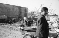Image of sheet 19901030 photo 33: In der Strasse von Midyat arbeiten vorallem die Frauen. Kurdische Türkei Kurden Turkish Kurds Turkey Kurdish 1990 √