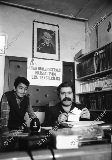 Image of sheet 19901030 photo 6: Dr. Kahraman leitet als aktiver Arzt das Büro für Menschenrechte IHD in Nusaybin, an der türkisch-iraqischen Grenze.  Kurdische Türkei Kurden Turkish Kurds Turkey Kurdish 1990 √ kurds Human rights