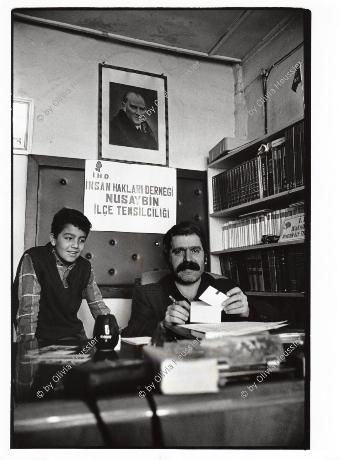 Image of sheet 19901030 photo 6: Dr. Kahraman leitet als aktiver Arzt das Büro für Menschenrechte IHD in Nusaybin, an der türkisch-iraqischen Grenze.  Kurdische Türkei Kurden Turkish Kurds Turkey Kurdish 1990 √ kurds Human rights