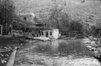 Image of sheet 19901030 photo 7: Dr. Karaman leitet als Arzt den Menschenrechtsverein in Nusaybin. Atatürk wacht auch über ihn und den Knaben.Bei der weissen Quelle auf dem Weg nach Seyhmehmet.Bauern Frauen waschen grosse Bleche am Fluss. Eine Frau trägt einen Kanister auf der Schulter. Sie trägt einen Schlüssel am Rock, was besagt, dass sie die Herrin im Haus ist und oder den Schlüssel zum Paradies besitzt.Kindergruppe. Mann pflügt mit Pferd den Acker. Am Postbüro PTT in Midyat kleben politische Propaganda Plakate gegen die PKK. Ein Schulhof, mit Atatürk s Siluette. Drei Frauen. Kohl wird ausgeladen. Die Frau schleppt und der Mann lächelt. Turkish Kurdish Kurdistan Kurds