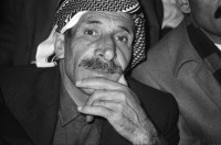 Image of sheet 19901040 photo 32: Siirt (kurdisch Sêrt) ist eine Provinz im Südosten der Türkei. Ihre Hauptstadt ist die gleichnamige Stadt Siirt
Im Menschenrechtsverein IHD von Siirt kommen die Bauern (Silouette) innerhalb kurzer Zeit zusammen um ihr Schicksal von der
Vertreibung mitzuteilen. Portrait Beat Leuthardt, Anna Guhler und Leman Firtina. Beat Schuler und Dr. X vom IHD. Nach kurzer Zeit machen uns Zivile Polizei Polizisten und Militärs, nach einer Kontrolle unserer Papiere klar, die Stadt innert einer halben Stunde zu verlassen. 
Türkei Kurden Kurdische Kurds Kurdish Turkey 1990