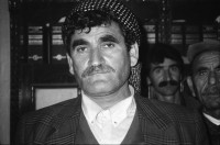 Image of sheet 19901040 photo 5: Siirt (kurdisch Sêrt) ist eine Provinz im Südosten der Türkei. Ihre Hauptstadt ist die gleichnamige Stadt Siirt
Im Menschenrechtsverein IHD von Siirt kommen die Bauern (Silouette) innerhalb kurzer Zeit zusammen um ihr Schicksal von der
Vertreibung mitzuteilen. Portrait Beat Leuthardt, Anna Guhler und Leman Firtina. Beat Schuler und Dr. X vom IHD. Nach kurzer Zeit machen uns Zivile Polizei Polizisten und Militärs, nach einer Kontrolle unserer Papiere klar, die Stadt innert einer halben Stunde zu verlassen. 
Türkei Kurden Kurdische Kurds Kurdish Turkey 1990