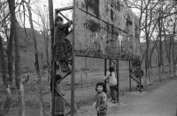Image of sheet 19901050 photo 11: Strassenszenen in Diyarbakir.
Diyarbakır (Diarbekir, osmanisch ‏دیاربکر‎ Diyâr-i Bekr, „Land von Bekr“, zazaisch und kurdisch Diyarbekir bzw. Amed, griechisch Ἄμιδα und syrisch-aramäisch ܐܡܕ (Amed) bzw. ܐܡܝܕ (Amid) (Amida), armenisch Ամիդա) ist mit 843.460 Einwohnern (Stand Ende Dezember 2010) nach Gaziantep die zweitgrößte Stadt Südostanatoliens. Diyarbakır liegt auf einem Basaltplateau am rechten Tigrisufer in Südostanatolien.

 Leman Firtina , Anna Guhler und ich werden eine Zeit beschattet. Kinder reiten auf Esel. Kindergruppe vor Moschee. Im Sandhaufen. Zwei Knaben mit Taube. Mädchen klettern an alter Tafel herum. Moschee. Knabe putzt Schuhe. Kinder Spielen. TV werden zum Kauf angeboten. 'Das Fenster zur Welt wird verkauft'. In der Bäckerei. Männer auf der Strasse. Alter mit Kleinkind auf Arm. Muslimische Fundamentalisten machen aus einem Auto Propaganda. Militärkontrolle auf der Strasse. Beat Schuler und Ueberwacher! Im Hotel sitzen sie immer im Hintergrund. 
Interwiev mit Salih Hagi Husseyin. Er ist der Führer der irakischen Peschmerga Kurden in Djyarbakir. Sein Kollege Nr. 36 heisst Husseyn Othman. Diyarbakir Kurdish Turkey Kurds