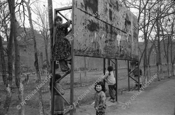 Image of sheet 19901050 photo 11: Strassenszenen in Diyarbakir.
Diyarbakır (Diarbekir, osmanisch ‏دیاربکر‎ Diyâr-i Bekr, „Land von Bekr“, zazaisch und kurdisch Diyarbekir bzw. Amed, griechisch Ἄμιδα und syrisch-aramäisch ܐܡܕ (Amed) bzw. ܐܡܝܕ (Amid) (Amida), armenisch Ամիդա) ist mit 843.460 Einwohnern (Stand Ende Dezember 2010) nach Gaziantep die zweitgrößte Stadt Südostanatoliens. Diyarbakır liegt auf einem Basaltplateau am rechten Tigrisufer in Südostanatolien.

 Leman Firtina , Anna Guhler und ich werden eine Zeit beschattet. Kinder reiten auf Esel. Kindergruppe vor Moschee. Im Sandhaufen. Zwei Knaben mit Taube. Mädchen klettern an alter Tafel herum. Moschee. Knabe putzt Schuhe. Kinder Spielen. TV werden zum Kauf angeboten. 'Das Fenster zur Welt wird verkauft'. In der Bäckerei. Männer auf der Strasse. Alter mit Kleinkind auf Arm. Muslimische Fundamentalisten machen aus einem Auto Propaganda. Militärkontrolle auf der Strasse. Beat Schuler und Ueberwacher! Im Hotel sitzen sie immer im Hintergrund. 
Interwiev mit Salih Hagi Husseyin. Er ist der Führer der irakischen Peschmerga Kurden in Djyarbakir. Sein Kollege Nr. 36 heisst Husseyn Othman. Diyarbakir Kurdish Turkey Kurds