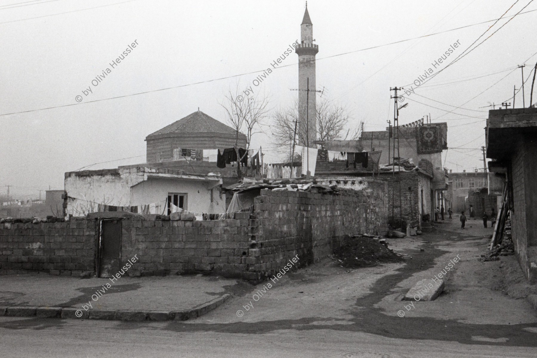 Image of sheet 19901050 photo 12: Moschee in Diyarbakir, Türkei Kurdische Kurds Kurdish Turkey 12.90 1990 √

Diyarbakır (Diarbekir, osmanisch ‏دیاربکر‎ Diyâr-i Bekr, „Land von Bekr“, zazaisch und kurdisch Diyarbekir bzw. Amed, griechisch Ἄμιδα und syrisch-aramäisch ܐܡܕ (Amed) bzw. ܐܡܝܕ (Amid) (Amida), armenisch Ամիդա) ist mit 843.460 Einwohnern (Stand Ende Dezember 2010) nach Gaziantep die zweitgrößte Stadt Südostanatoliens. Diyarbakır liegt auf einem Basaltplateau am rechten Tigrisufer in Südostanatolien.