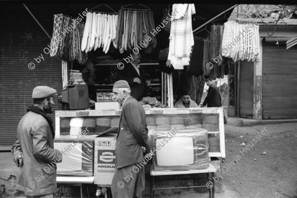 Image of sheet 19901050 photo 16: Strassenszenen in Diyarbakir.
Diyarbakır (Diarbekir, osmanisch ‏دیاربکر‎ Diyâr-i Bekr, „Land von Bekr“, zazaisch und kurdisch Diyarbekir bzw. Amed, griechisch Ἄμιδα und syrisch-aramäisch ܐܡܕ (Amed) bzw. ܐܡܝܕ (Amid) (Amida), armenisch Ամիդա) ist mit 843.460 Einwohnern (Stand Ende Dezember 2010) nach Gaziantep die zweitgrößte Stadt Südostanatoliens. Diyarbakır liegt auf einem Basaltplateau am rechten Tigrisufer in Südostanatolien.

 Leman Firtina , Anna Guhler und ich werden eine Zeit beschattet. Kinder reiten auf Esel. Kindergruppe vor Moschee. Im Sandhaufen. Zwei Knaben mit Taube. Mädchen klettern an alter Tafel herum. Moschee. Knabe putzt Schuhe. Kinder Spielen. TV werden zum Kauf angeboten. 'Das Fenster zur Welt wird verkauft'. In der Bäckerei. Männer auf der Strasse. Alter mit Kleinkind auf Arm. Muslimische Fundamentalisten machen aus einem Auto Propaganda. Militärkontrolle auf der Strasse. Beat Schuler und Ueberwacher! Im Hotel sitzen sie immer im Hintergrund. 
Interwiev mit Salih Hagi Husseyin. Er ist der Führer der irakischen Peschmerga Kurden in Djyarbakir. Sein Kollege Nr. 36 heisst Husseyn Othman. Diyarbakir Kurdish Turkey Kurds