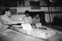 Image of sheet 19901050 photo 21: Strassenszenen in Diyarbakir.
Diyarbakır (Diarbekir, osmanisch ‏دیاربکر‎ Diyâr-i Bekr, „Land von Bekr“, zazaisch und kurdisch Diyarbekir bzw. Amed, griechisch Ἄμιδα und syrisch-aramäisch ܐܡܕ (Amed) bzw. ܐܡܝܕ (Amid) (Amida), armenisch Ամիդա) ist mit 843.460 Einwohnern (Stand Ende Dezember 2010) nach Gaziantep die zweitgrößte Stadt Südostanatoliens. Diyarbakır liegt auf einem Basaltplateau am rechten Tigrisufer in Südostanatolien.

 Leman Firtina , Anna Guhler und ich werden eine Zeit beschattet. Kinder reiten auf Esel. Kindergruppe vor Moschee. Im Sandhaufen. Zwei Knaben mit Taube. Mädchen klettern an alter Tafel herum. Moschee. Knabe putzt Schuhe. Kinder Spielen. TV werden zum Kauf angeboten. 'Das Fenster zur Welt wird verkauft'. In der Bäckerei. Männer auf der Strasse. Alter mit Kleinkind auf Arm. Muslimische Fundamentalisten machen aus einem Auto Propaganda. Militärkontrolle auf der Strasse. Beat Schuler und Ueberwacher! Im Hotel sitzen sie immer im Hintergrund. 
Interwiev mit Salih Hagi Husseyin. Er ist der Führer der irakischen Peschmerga Kurden in Djyarbakir. Sein Kollege Nr. 36 heisst Husseyn Othman. Diyarbakir Kurdish Turkey Kurds