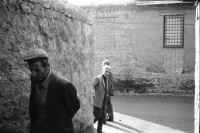 Image of sheet 19901050 photo 22: Strassenszenen in Diyarbakir.
Diyarbakır (Diarbekir, osmanisch ‏دیاربکر‎ Diyâr-i Bekr, „Land von Bekr“, zazaisch und kurdisch Diyarbekir bzw. Amed, griechisch Ἄμιδα und syrisch-aramäisch ܐܡܕ (Amed) bzw. ܐܡܝܕ (Amid) (Amida), armenisch Ամիդա) ist mit 843.460 Einwohnern (Stand Ende Dezember 2010) nach Gaziantep die zweitgrößte Stadt Südostanatoliens. Diyarbakır liegt auf einem Basaltplateau am rechten Tigrisufer in Südostanatolien.