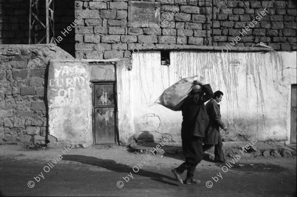 Image of sheet 19901050 photo 23: Strassenszenen in Diyarbakir.
Diyarbakır (Diarbekir, osmanisch ‏دیاربکر‎ Diyâr-i Bekr, „Land von Bekr“,
 Diyarbakir Kurdish Turkey Kurds