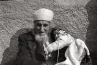 Image of sheet 19901050 photo 25: Der alte Mann und das Kind. Dijarbakir, Türkei Kurdistan  12.1990
Turkey Kurdish Kurds Kurden Ostanatolien 1990 √
