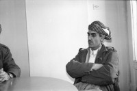 Image of sheet 19901050 photo 36: Strassenszenen in Diyarbakir.
Diyarbakır (Diarbekir, osmanisch ‏دیاربکر‎ Diyâr-i Bekr, „Land von Bekr“, zazaisch und kurdisch Diyarbekir bzw. Amed, griechisch Ἄμιδα und syrisch-aramäisch ܐܡܕ (Amed) bzw. ܐܡܝܕ (Amid) (Amida), armenisch Ամիդա) ist mit 843.460 Einwohnern (Stand Ende Dezember 2010) nach Gaziantep die zweitgrößte Stadt Südostanatoliens. Diyarbakır liegt auf einem Basaltplateau am rechten Tigrisufer in Südostanatolien.

 Leman Firtina , Anna Guhler und ich werden eine Zeit beschattet. Kinder reiten auf Esel. Kindergruppe vor Moschee. Im Sandhaufen. Zwei Knaben mit Taube. Mädchen klettern an alter Tafel herum. Moschee. Knabe putzt Schuhe. Kinder Spielen. TV werden zum Kauf angeboten. 'Das Fenster zur Welt wird verkauft'. In der Bäckerei. Männer auf der Strasse. Alter mit Kleinkind auf Arm. Muslimische Fundamentalisten machen aus einem Auto Propaganda. Militärkontrolle auf der Strasse. Beat Schuler und Ueberwacher! Im Hotel sitzen sie immer im Hintergrund. 
Interwiev mit Salih Hagi Husseyin. Er ist der Führer der irakischen Peschmerga Kurden in Djyarbakir. Sein Kollege Nr. 36 heisst Husseyn Othman. Diyarbakir Kurdish Turkey Kurds