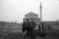 Image of sheet 19901050 photo 6: Strassenszenen in Diyarbakir.
Diyarbakır (Diarbekir, osmanisch ‏دیاربکر‎ Diyâr-i Bekr, „Land von Bekr“, zazaisch und kurdisch Diyarbekir bzw. Amed, griechisch Ἄμιδα und syrisch-aramäisch ܐܡܕ (Amed) bzw. ܐܡܝܕ (Amid) (Amida), armenisch Ամիդա) ist mit 843.460 Einwohnern (Stand Ende Dezember 2010) nach Gaziantep die zweitgrößte Stadt Südostanatoliens. Diyarbakır liegt auf einem Basaltplateau am rechten Tigrisufer in Südostanatolien.