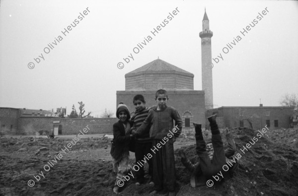 Image of sheet 19901050 photo 6: Strassenszenen in Diyarbakir.
Diyarbakır (Diarbekir, osmanisch ‏دیاربکر‎ Diyâr-i Bekr, „Land von Bekr“, zazaisch und kurdisch Diyarbekir bzw. Amed, griechisch Ἄμιδα und syrisch-aramäisch ܐܡܕ (Amed) bzw. ܐܡܝܕ (Amid) (Amida), armenisch Ամիդա) ist mit 843.460 Einwohnern (Stand Ende Dezember 2010) nach Gaziantep die zweitgrößte Stadt Südostanatoliens. Diyarbakır liegt auf einem Basaltplateau am rechten Tigrisufer in Südostanatolien.