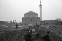 Image of sheet 19901050 photo 7: Strassenszenen in Diyarbakir.
Diyarbakır (Diarbekir, osmanisch ‏دیاربکر‎ Diyâr-i Bekr, „Land von Bekr“, zazaisch und kurdisch Diyarbekir bzw. Amed, griechisch Ἄμιδα und syrisch-aramäisch ܐܡܕ (Amed) bzw. ܐܡܝܕ (Amid) (Amida), armenisch Ամիդա) ist mit 843.460 Einwohnern (Stand Ende Dezember 2010) nach Gaziantep die zweitgrößte Stadt Südostanatoliens. Diyarbakır liegt auf einem Basaltplateau am rechten Tigrisufer in Südostanatolien.

 Kindergruppe vor Moschee. Kurdish Turkey Kurds