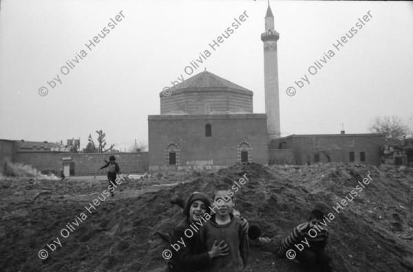 Image of sheet 19901050 photo 7: Strassenszenen in Diyarbakir.
Diyarbakır (Diarbekir, osmanisch ‏دیاربکر‎ Diyâr-i Bekr, „Land von Bekr“, zazaisch und kurdisch Diyarbekir bzw. Amed, griechisch Ἄμιδα und syrisch-aramäisch ܐܡܕ (Amed) bzw. ܐܡܝܕ (Amid) (Amida), armenisch Ամիդա) ist mit 843.460 Einwohnern (Stand Ende Dezember 2010) nach Gaziantep die zweitgrößte Stadt Südostanatoliens. Diyarbakır liegt auf einem Basaltplateau am rechten Tigrisufer in Südostanatolien.

 Kindergruppe vor Moschee. Kurdish Turkey Kurds