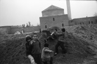 Image of sheet 19901050 photo 8: Strassenszenen in Diyarbakir.
Diyarbakır (Diarbekir, osmanisch ‏دیاربکر‎ Diyâr-i Bekr, „Land von Bekr“, zazaisch und kurdisch Diyarbekir bzw. Amed, griechisch Ἄμιδα und syrisch-aramäisch ܐܡܕ (Amed) bzw. ܐܡܝܕ (Amid) (Amida), armenisch Ամիդա) ist mit 843.460 Einwohnern (Stand Ende Dezember 2010) nach Gaziantep die zweitgrößte Stadt Südostanatoliens. Diyarbakır liegt auf einem Basaltplateau am rechten Tigrisufer in Südostanatolien.

 Leman Firtina , Anna Guhler und ich werden eine Zeit beschattet. Kinder reiten auf Esel. Kindergruppe vor Moschee. Im Sandhaufen. Zwei Knaben mit Taube. Mädchen klettern an alter Tafel herum. Moschee. Knabe putzt Schuhe. Kinder Spielen. TV werden zum Kauf angeboten. 'Das Fenster zur Welt wird verkauft'. In der Bäckerei. Männer auf der Strasse. Alter mit Kleinkind auf Arm. Muslimische Fundamentalisten machen aus einem Auto Propaganda. Militärkontrolle auf der Strasse. Beat Schuler und Ueberwacher! Im Hotel sitzen sie immer im Hintergrund. 
Interwiev mit Salih Hagi Husseyin. Er ist der Führer der irakischen Peschmerga Kurden in Djyarbakir. Sein Kollege Nr. 36 heisst Husseyn Othman. Diyarbakir Kurdish Turkey Kurds