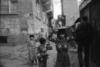 Image of sheet 19901060 photo 11: Diyarbakır (Diarbekir, osmanisch ‏دیاربکر‎ Diyâr-i Bekr, „Land von Bekr“, zazaisch und kurdisch Diyarbekir bzw. Amed, griechisch Ἄμιδα und syrisch-aramäisch (Amed) bzw. (Amid) (Amida), armenisch Ամիդա) ist mit 843.460 Einwohnern (Stand Ende Dezember 2010) nach Gaziantep die zweitgrößte Stadt Südostanatoliens. Diyarbakır liegt auf einem Basaltplateau am rechten Tigrisufer in Südostanatolien.

Knaben auf einem Esel. Ein Durchgang durch die alte Stadtmauer. Es geht eine muslimische Fundamentalistin vorüber. Ein Knabe kommt mir entgegen. Spiegelung eines Brotverkäufers in einer Pfütze. Kinder spielen in einer alten Hausfassade einer Ruine.Peschmerga.transportieren Getreide. Totenkopf an der Wand. Koran Schule für Knaben. Durch Gitter hindurch. Knabe verkauft bretzeln. Im Beifahrer wagen liegt ein Totes Gefieder. Am Markt. Knaben verkaufen Süssspeisen und tragen die Bleche auf dem Kopf. Diyarbakir Kurden 
Kurdische Türkei Kurden Turkish Kurds Turkey Kurdish 1990