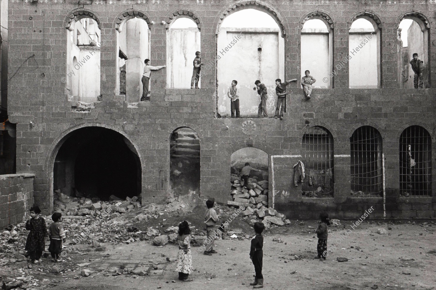 Image of sheet 19901060 photo 12: Kinder spielen in der Altstadt von Diyarbakir. Kurdische Türkei Kurden Turkish Kurds Turkey Kurdish 1990 √ 13.12.90 kids playing old town Sur  Surp giragos armenien church armenische kirche 
© 1990, OLIVIA HEUSSLER / www.clic.li