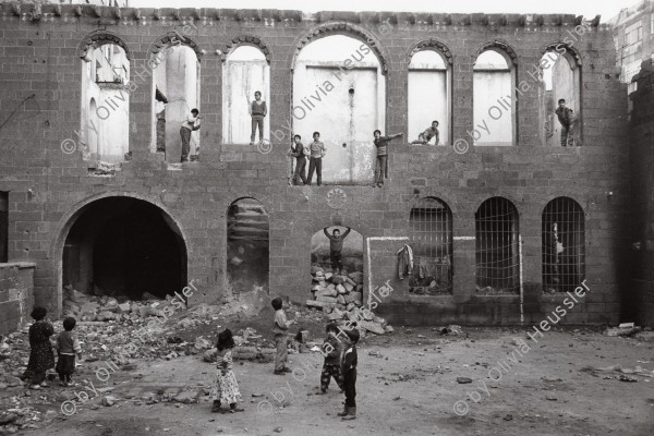 Image of sheet 19901060 photo 13: Kinder spielen in der Altstadt von Diyarbakir. Kurdische Türkei Kurden Turkish Tuerkei Kurds Turkey Kurdish 1990 √ 13.12.90 kids children playground

gerahmt pp 40 x 60  Altkirch
ohne Aufkleber