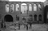 Image of sheet 19901060 photo 14: Diyarbakır (Diarbekir, osmanisch ‏دیاربکر‎ Diyâr-i Bekr, „Land von Bekr“, zazaisch und kurdisch Diyarbekir bzw. Amed, griechisch Ἄμιδα und syrisch-aramäisch (Amed) bzw. (Amid) (Amida), armenisch Ամիդա) ist mit 843.460 Einwohnern (Stand Ende Dezember 2010) nach Gaziantep die zweitgrößte Stadt Südostanatoliens. Diyarbakır liegt auf einem Basaltplateau am rechten Tigrisufer in Südostanatolien.

Knaben auf einem Esel. Ein Durchgang durch die alte Stadtmauer. Es geht eine muslimische Fundamentalistin vorüber. Ein Knabe kommt mir entgegen. Spiegelung eines Brotverkäufers in einer Pfütze. Kinder spielen in einer alten Hausfassade einer Ruine.Peschmerga.transportieren Getreide. Totenkopf an der Wand. Koran Schule für Knaben. Durch Gitter hindurch. Knabe verkauft bretzeln. Im Beifahrer wagen liegt ein Totes Gefieder. Am Markt. Knaben verkaufen Süssspeisen und tragen die Bleche auf dem Kopf. Diyarbakir Kurden 
Kurdische Türkei Kurden Turkish Kurds Turkey Kurdish 1990