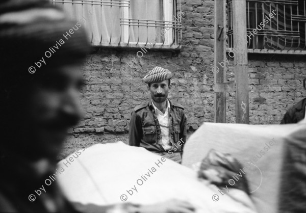 Image of sheet 19901060 photo 18: Kurden aus dem Irak in der Altstadt von Diyarbakir. Kurdische Türkei Kurden Turkish Kurds Turkey Kurdish 1990 √ Iraqui Iraqi refugees fighter Kämpfer Oldtown

© 1990, OLIVIA HEUSSLER / www.clic.li