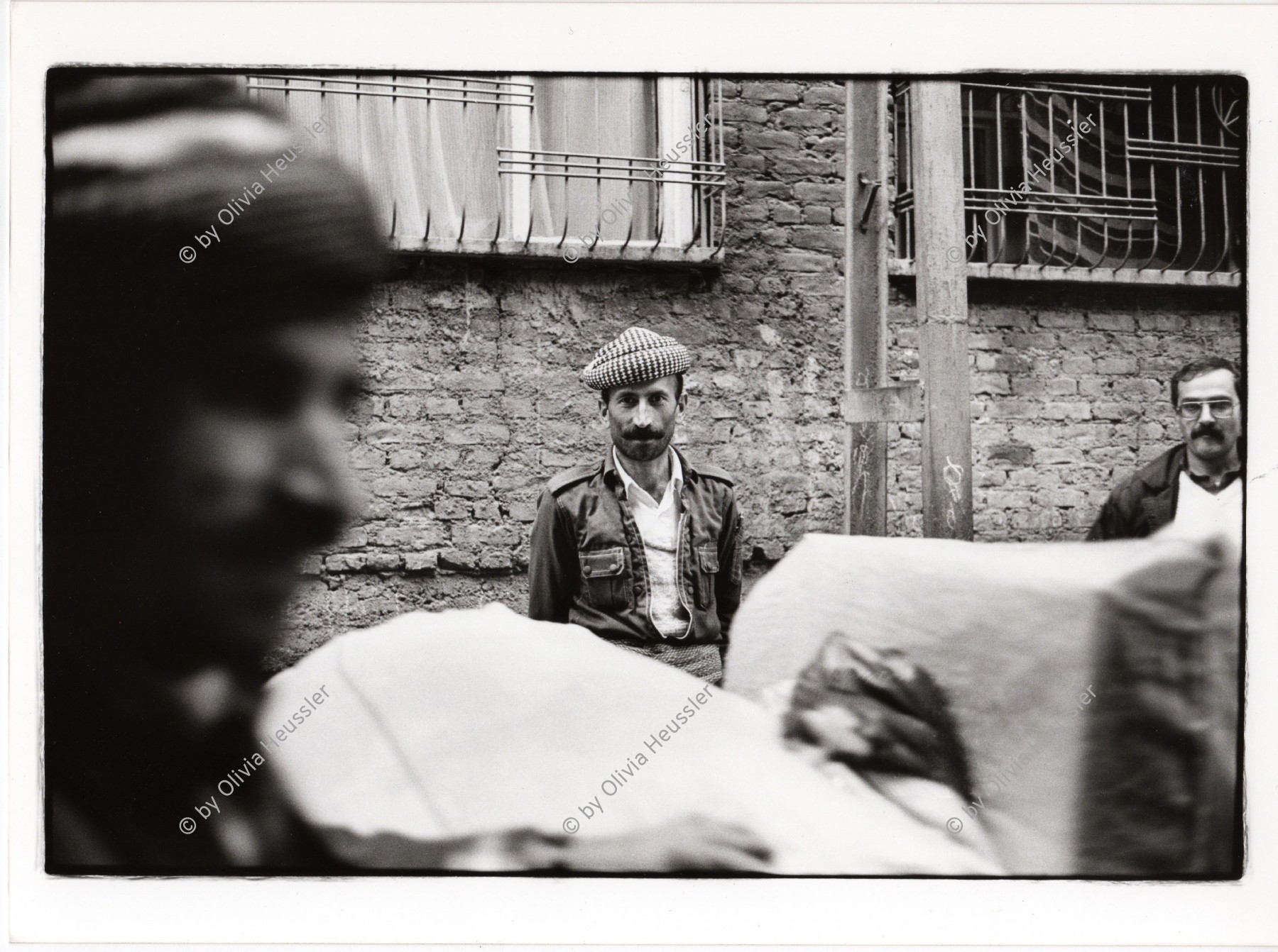 Image of sheet 19901060 photo 18: Kurden aus dem Irak in der Altstadt von Diyarbakir. Kurdische Türkei Kurden Turkish Kurds Turkey Kurdish 1990 √ Iraqui Iraqi refugees fighter Kämpfer Oldtown

© 1990, OLIVIA HEUSSLER / www.clic.li