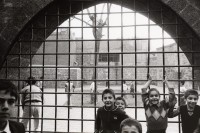 Image of sheet 19901060 photo 21: Schul kinder spielen in der Altstadt von Diyarbakir. Kurdische Türkei Kurden Turkish Kurds Turkey Kurdish 1990 √
Diyarbakır (Diarbekir, osmanisch ‏دیاربکر‎ Diyâr-i Bekr, „Land von Bekr“, zazaisch und kurdisch Diyarbekir bzw. Amed, griechisch Ἄμιδα und syrisch-aramäisch (Amed) bzw. (Amid) (Amida), armenisch Ամիդա) ist mit 843.460 Einwohnern (Stand Ende Dezember 2010) nach Gaziantep die zweitgrößte Stadt Südostanatoliens. Diyarbakır liegt auf einem Basaltplateau am rechten Tigrisufer in Südostanatolien.

Koran Schule für Knaben. Durch Gitter hindurch. Diyarbakir Kurden
Kurdische Türkei Kurden Turkish Kurds Turkey Kurdish boys kids children in school 1990
© 1990, OLIVIA HEUSSLER / www.clic.li