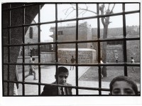 Image of sheet 19901060 photo 22: Diyarbakır (Diarbekir, osmanisch ‏دیاربکر‎ Diyâr-i Bekr, „Land von Bekr“, zazaisch und kurdisch Diyarbekir bzw. Amed, griechisch Ἄμιδα und syrisch-aramäisch (Amed) bzw. (Amid) (Amida), armenisch Ամիդա) ist mit 843.460 Einwohnern (Stand Ende Dezember 2010) nach Gaziantep die zweitgrößte Stadt Südostanatoliens. Diyarbakır liegt auf einem Basaltplateau am rechten Tigrisufer in Südostanatolien.

Koran Schule für Knaben. Kinder  Durch Gitter hindurch. Diyarbakir Kurden
Kurdische Türkei Kurden Turkish Kurds Turkey Kurdish