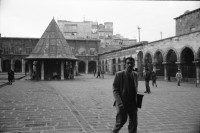 Image of sheet 19901060 photo 28: Diyarbakır (Diarbekir, osmanisch ‏دیاربکر‎ Diyâr-i Bekr, „Land von Bekr“, zazaisch und kurdisch Diyarbekir bzw. Amed, griechisch Ἄμιδα und syrisch-aramäisch (Amed) bzw. (Amid) (Amida), armenisch Ամիդա) ist mit 843.460 Einwohnern (Stand Ende Dezember 2010) nach Gaziantep die zweitgrößte Stadt Südostanatoliens. Diyarbakır liegt auf einem Basaltplateau am rechten Tigrisufer in Südostanatolien.

Knaben auf einem Esel. Ein Durchgang durch die alte Stadtmauer. Es geht eine muslimische Fundamentalistin vorüber. Ein Knabe kommt mir entgegen. Spiegelung eines Brotverkäufers in einer Pfütze. Kinder spielen in einer alten Hausfassade einer Ruine.Peschmerga.transportieren Getreide. Totenkopf an der Wand. Koran Schule für Knaben. Durch Gitter hindurch. Knabe verkauft bretzeln. Im Beifahrer wagen liegt ein Totes Gefieder. Am Markt. Knaben verkaufen Süssspeisen und tragen die Bleche auf dem Kopf. Diyarbakir Kurden 
Kurdische Türkei Kurden Turkish Kurds Turkey Kurdish 1990