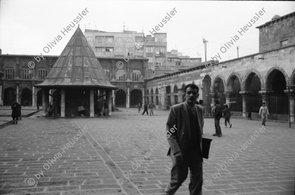 Image of sheet 19901060 photo 28: Diyarbakır (Diarbekir, osmanisch ‏دیاربکر‎ Diyâr-i Bekr, „Land von Bekr“, zazaisch und kurdisch Diyarbekir bzw. Amed, griechisch Ἄμιδα und syrisch-aramäisch (Amed) bzw. (Amid) (Amida), armenisch Ամիդա) ist mit 843.460 Einwohnern (Stand Ende Dezember 2010) nach Gaziantep die zweitgrößte Stadt Südostanatoliens. Diyarbakır liegt auf einem Basaltplateau am rechten Tigrisufer in Südostanatolien.

Knaben auf einem Esel. Ein Durchgang durch die alte Stadtmauer. Es geht eine muslimische Fundamentalistin vorüber. Ein Knabe kommt mir entgegen. Spiegelung eines Brotverkäufers in einer Pfütze. Kinder spielen in einer alten Hausfassade einer Ruine.Peschmerga.transportieren Getreide. Totenkopf an der Wand. Koran Schule für Knaben. Durch Gitter hindurch. Knabe verkauft bretzeln. Im Beifahrer wagen liegt ein Totes Gefieder. Am Markt. Knaben verkaufen Süssspeisen und tragen die Bleche auf dem Kopf. Diyarbakir Kurden 
Kurdische Türkei Kurden Turkish Kurds Turkey Kurdish 1990