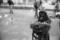 Image of sheet 19901060 photo 29: Diyarbakır (Diarbekir, osmanisch ‏دیاربکر‎ Diyâr-i Bekr, „Land von Bekr“, zazaisch und kurdisch Diyarbekir bzw. Amed, griechisch Ἄμιδα und syrisch-aramäisch (Amed) bzw. (Amid) (Amida), armenisch Ամիդա) ist mit 843.460 Einwohnern (Stand Ende Dezember 2010) nach Gaziantep die zweitgrößte Stadt Südostanatoliens. Diyarbakır liegt auf einem Basaltplateau am rechten Tigrisufer in Südostanatolien.
boy labour labor child sweets kurds

Knabe verkauft Bretzeln. Am Markt. Knabe verkauft Süssspeisen Diyarbakir Kurden 
Kurdische Türkei Kurden Turkish Kurds Turkey Kurdish 1990 √
© 1990, OLIVIA HEUSSLER / www.clic.li