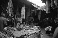 Image of sheet 19901060 photo 32: Diyarbakır (Diarbekir, osmanisch ‏دیاربکر‎ Diyâr-i Bekr, „Land von Bekr“, zazaisch und kurdisch Diyarbekir bzw. Amed, griechisch Ἄμιδα und syrisch-aramäisch (Amed) bzw. (Amid) (Amida), armenisch Ամիդա) ist mit 843.460 Einwohnern (Stand Ende Dezember 2010) nach Gaziantep die zweitgrößte Stadt Südostanatoliens. Diyarbakır liegt auf einem Basaltplateau am rechten Tigrisufer in Südostanatolien.

Knaben auf einem Esel. Ein Durchgang durch die alte Stadtmauer. Es geht eine muslimische Fundamentalistin vorüber. Ein Knabe kommt mir entgegen. Spiegelung eines Brotverkäufers in einer Pfütze. Kinder spielen in einer alten Hausfassade einer Ruine.Peschmerga.transportieren Getreide. Totenkopf an der Wand. Koran Schule für Knaben. Durch Gitter hindurch. Knabe verkauft bretzeln. Im Beifahrer wagen liegt ein Totes Gefieder. Am Markt. Knaben verkaufen Süssspeisen und tragen die Bleche auf dem Kopf. Diyarbakir Kurden 
Kurdische Türkei Kurden Turkish Kurds Turkey Kurdish 1990