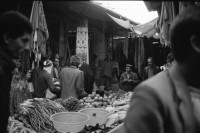 Image of sheet 19901060 photo 33: Diyarbakır (Diarbekir, osmanisch ‏دیاربکر‎ Diyâr-i Bekr, „Land von Bekr“, zazaisch und kurdisch Diyarbekir bzw. Amed, griechisch Ἄμιδα und syrisch-aramäisch (Amed) bzw. (Amid) (Amida), armenisch Ամիդա) ist mit 843.460 Einwohnern (Stand Ende Dezember 2010) nach Gaziantep die zweitgrößte Stadt Südostanatoliens. Diyarbakır liegt auf einem Basaltplateau am rechten Tigrisufer in Südostanatolien.

Knaben auf einem Esel. Ein Durchgang durch die alte Stadtmauer. Es geht eine muslimische Fundamentalistin vorüber. Ein Knabe kommt mir entgegen. Spiegelung eines Brotverkäufers in einer Pfütze. Kinder spielen in einer alten Hausfassade einer Ruine.Peschmerga.transportieren Getreide. Totenkopf an der Wand. Koran Schule für Knaben. Durch Gitter hindurch. Knabe verkauft bretzeln. Im Beifahrer wagen liegt ein Totes Gefieder. Am Markt. Knaben verkaufen Süssspeisen und tragen die Bleche auf dem Kopf. Diyarbakir Kurden 
Kurdische Türkei Kurden Turkish Kurds Turkey Kurdish 1990