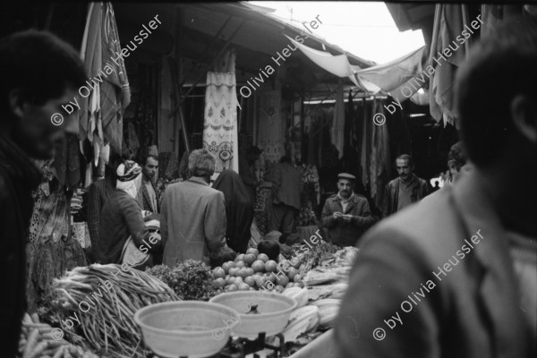 Image of sheet 19901060 photo 33: Diyarbakır (Diarbekir, osmanisch ‏دیاربکر‎ Diyâr-i Bekr, „Land von Bekr“, zazaisch und kurdisch Diyarbekir bzw. Amed, griechisch Ἄμιδα und syrisch-aramäisch (Amed) bzw. (Amid) (Amida), armenisch Ամիդա) ist mit 843.460 Einwohnern (Stand Ende Dezember 2010) nach Gaziantep die zweitgrößte Stadt Südostanatoliens. Diyarbakır liegt auf einem Basaltplateau am rechten Tigrisufer in Südostanatolien.

Knaben auf einem Esel. Ein Durchgang durch die alte Stadtmauer. Es geht eine muslimische Fundamentalistin vorüber. Ein Knabe kommt mir entgegen. Spiegelung eines Brotverkäufers in einer Pfütze. Kinder spielen in einer alten Hausfassade einer Ruine.Peschmerga.transportieren Getreide. Totenkopf an der Wand. Koran Schule für Knaben. Durch Gitter hindurch. Knabe verkauft bretzeln. Im Beifahrer wagen liegt ein Totes Gefieder. Am Markt. Knaben verkaufen Süssspeisen und tragen die Bleche auf dem Kopf. Diyarbakir Kurden 
Kurdische Türkei Kurden Turkish Kurds Turkey Kurdish 1990