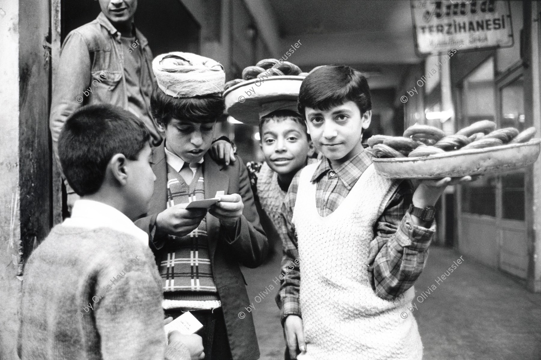 Image of sheet 19901060 photo 37: Knaben verkaufen Süssigkeiten in der Altstadt von Diyarbakir. türkische Kurden Kurdische Türkei, Kurdish Turkey 13.12.90 Ostanatolien Kurds 1990 √ Kinder kids children boys work selling sweets in the street

© 1990, OLIVIA HEUSSLER / www.clic.li