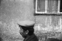 Image of sheet 19901060 photo 9: Diyarbakır (Diarbekir, osmanisch ‏دیاربکر‎ Diyâr-i Bekr, „Land von Bekr“, zazaisch und kurdisch Diyarbekir bzw. Amed, griechisch Ἄμιδα und syrisch-aramäisch (Amed) bzw. (Amid) (Amida), armenisch Ամիդա) ist mit 843.460 Einwohnern (Stand Ende Dezember 2010) nach Gaziantep die zweitgrößte Stadt Südostanatoliens. Diyarbakır liegt auf einem Basaltplateau am rechten Tigrisufer in Südostanatolien.

Knaben auf einem Esel. Ein Durchgang durch die alte Stadtmauer. Es geht eine muslimische Fundamentalistin vorüber. Ein Knabe kommt mir entgegen. Spiegelung eines Brotverkäufers in einer Pfütze. Kinder spielen in einer alten Hausfassade einer Ruine.Peschmerga.transportieren Getreide. Totenkopf an der Wand. Koran Schule für Knaben. Durch Gitter hindurch. Knabe verkauft bretzeln. Im Beifahrer wagen liegt ein Totes Gefieder. Am Markt. Knaben verkaufen Süssspeisen und tragen die Bleche auf dem Kopf. Diyarbakir Kurden 
Kurdische Türkei Kurden Turkish Kurds Turkey Kurdish 1990