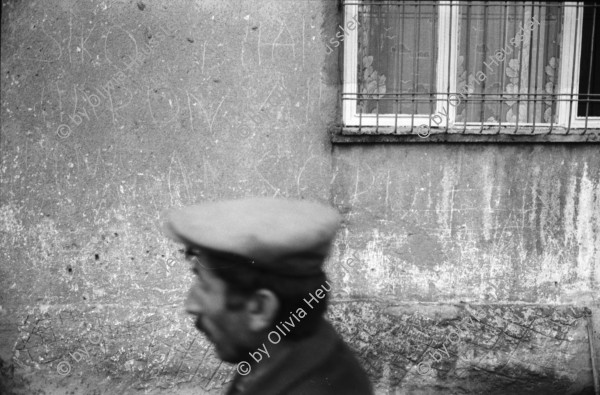 Image of sheet 19901060 photo 9: Diyarbakır (Diarbekir, osmanisch ‏دیاربکر‎ Diyâr-i Bekr, „Land von Bekr“, zazaisch und kurdisch Diyarbekir bzw. Amed, griechisch Ἄμιδα und syrisch-aramäisch (Amed) bzw. (Amid) (Amida), armenisch Ամիդա) ist mit 843.460 Einwohnern (Stand Ende Dezember 2010) nach Gaziantep die zweitgrößte Stadt Südostanatoliens. Diyarbakır liegt auf einem Basaltplateau am rechten Tigrisufer in Südostanatolien.

Knaben auf einem Esel. Ein Durchgang durch die alte Stadtmauer. Es geht eine muslimische Fundamentalistin vorüber. Ein Knabe kommt mir entgegen. Spiegelung eines Brotverkäufers in einer Pfütze. Kinder spielen in einer alten Hausfassade einer Ruine.Peschmerga.transportieren Getreide. Totenkopf an der Wand. Koran Schule für Knaben. Durch Gitter hindurch. Knabe verkauft bretzeln. Im Beifahrer wagen liegt ein Totes Gefieder. Am Markt. Knaben verkaufen Süssspeisen und tragen die Bleche auf dem Kopf. Diyarbakir Kurden 
Kurdische Türkei Kurden Turkish Kurds Turkey Kurdish 1990