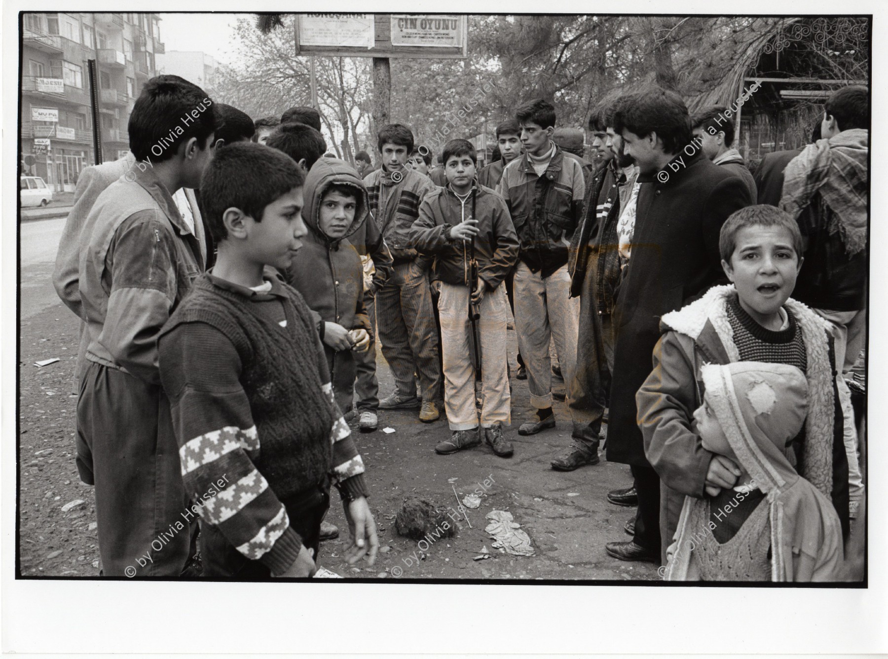 Image of sheet 19901070 photo 19: Eine Gruppe Jugendlicher übt sich beim Schiessen, Diyarbakir, Türkei Kurdistan. 12.90  Kurdish Turkey 1990 rifle kids children boys kurds Kinder Buben Junge weapon shooting 
Kurdish Turkey Kurds Ost anatolien Kurden 1990 √ Anatolia east

© 1990, OLIVIA HEUSSLER / www.clic.li