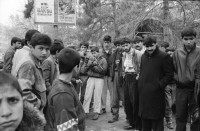 Image of sheet 19901070 photo 20: Eine Gruppe Jugendlicher übt sich beim Schiessen, Diyarbakir, Türkei Kurdistan. 12.90 Kurdish Turkey 1990 rifle kids children boys kurds Kinder Buben Junge weapon shooting public street
Kurdish Turkey Kurds Ost anatolien Kurden 1990 √ Anatolia east

© 1990, OLIVIA HEUSSLER / www.clic.li