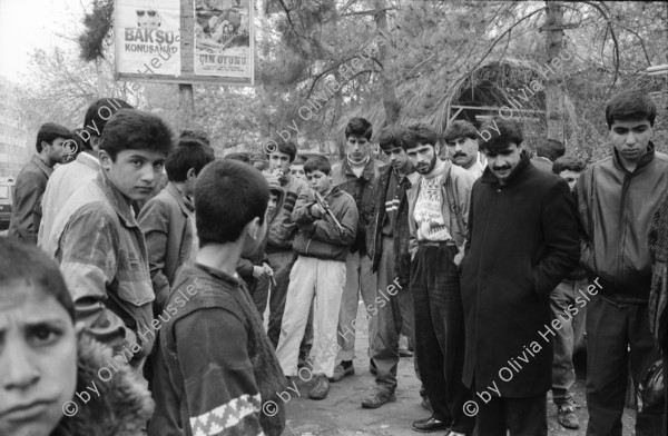 Image of sheet 19901070 photo 20: Eine Gruppe Jugendlicher übt sich beim Schiessen, Diyarbakir, Türkei Kurdistan. 12.90 Kurdish Turkey 1990 rifle kids children boys kurds Kinder Buben Junge weapon shooting public street
Kurdish Turkey Kurds Ost anatolien Kurden 1990 √ Anatolia east

© 1990, OLIVIA HEUSSLER / www.clic.li