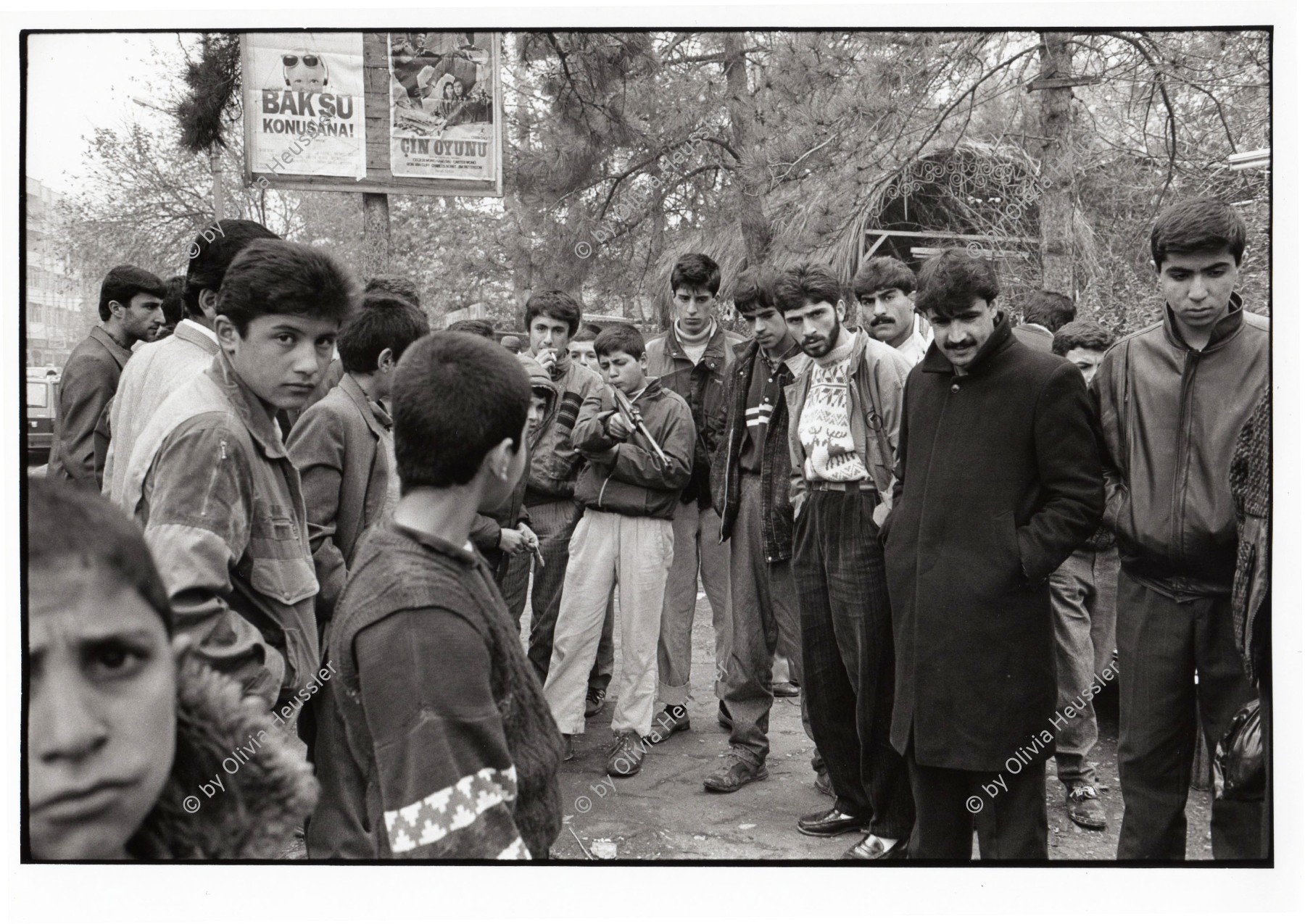 Image of sheet 19901070 photo 20: Eine Gruppe Jugendlicher übt sich beim Schiessen, Diyarbakir, Türkei Kurdistan. 12.90 Kurdish Turkey 1990 rifle kids children boys kurds Kinder Buben Junge weapon shooting public street
Kurdish Turkey Kurds Ost anatolien Kurden 1990 √ Anatolia east

© 1990, OLIVIA HEUSSLER / www.clic.li