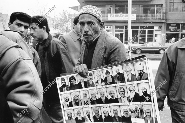 Image of sheet 19901070 photo 25: Kurde zeigt mir seine (kurdischen) Religionsführer. 
Kurd shows me his (Kurdish) religious leaders.

Dijarbakir, Türkei Kurdistan kurdish kurds religion Turkey 12.90
© 1990, Olivia Heussler √