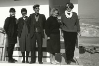 Image of sheet 19901070 photo 3: Gruppenbild v.l.n.r. Portrait swiss war photographer Fotografin Olivia Heussler, Zeynep, Chauffeur, Leman Firtina und Anna Guhler. Kurds Kurdish Turkey  Hasankeyf 
1990 √