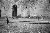 Image of sheet 19901070 photo 31: Gruppenbild v.l.n.r. Portrait swiss war photographer Fotografin Olivia Heussler, Zeynep, Chauffeur, Leman Firtina und Anna Guhler. Kurds Kurdish Turkey  Hasankeyf 
1990 √