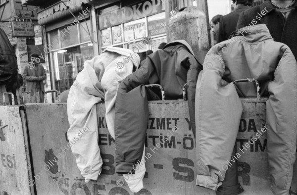 Image of sheet 19901080 photo 11: Windjacken hängen zum Verkauf auf der Strasse. Diyarbakir. Türkei Kurdistan 12.90
Kurdish Turkey Kurds Ostanatolien Kurden 1990 √ market street