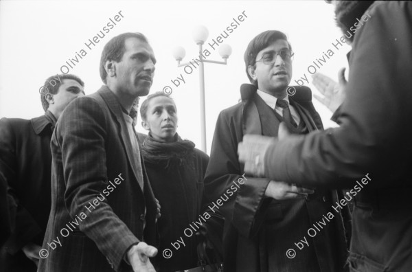 Image of sheet 19901080 photo 12: frtsg. 901010  Beerdigung in Dabulö. Die Tochter der getöteten Bäuerin Kudret Filiz, sitzt am Rande und schreit ununterbrochen bis ihr alle Glieder zu schmerzen beginnen. Als Mädchen dürfte sie nicht unter den Männer an der Beerdigung teilnehmen. Der Bürgermeister Halit Nazmi Balkas. Portrait von einer kurdischen Frau mit ihren Tätowierungen. Portrait vom irakischen Führer der Peschmerga im dem Irak. Salih Hagi Husseiyn Othman Portrait eines alten Kurden. Die Männer sitzen in einer Teestube. Windjacken hängen wie Menschen an einer Strassentafel. Vor dem Staatsgericht in Ankara stehen die Verteidiger von Vedat Aydin, Mustafa Oezer und Achmet Zeki Okcuoglu, Uebersetzer. Aydin wurde im Juli 91 von Todesschwadronen ermordet. Auch der britische Anwalt von Amnesty International (mit Beat Schuler) darf dem Prozess nicht beiwohnen. Alle Verwandten aus Djyarbakir mussten nach 12 stündiger Fahrt wieder zurück. Kontrolle am Eingang. Im Innern begann ein Protest der Verteidiger und nach einer Stunde wurde unsere Delegation eingelassen.  Kurdish Turkey Kurds